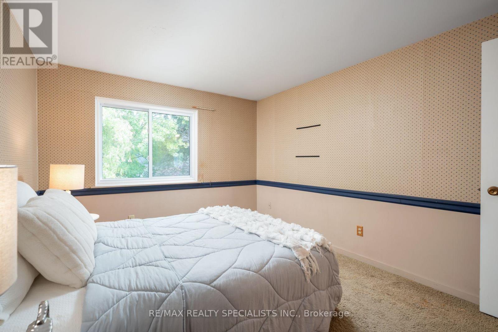 #75 20 MINEOLA ROAD E - 29