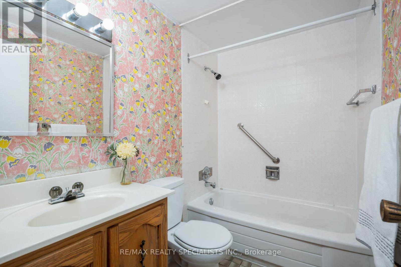 #75 20 MINEOLA ROAD E - 31