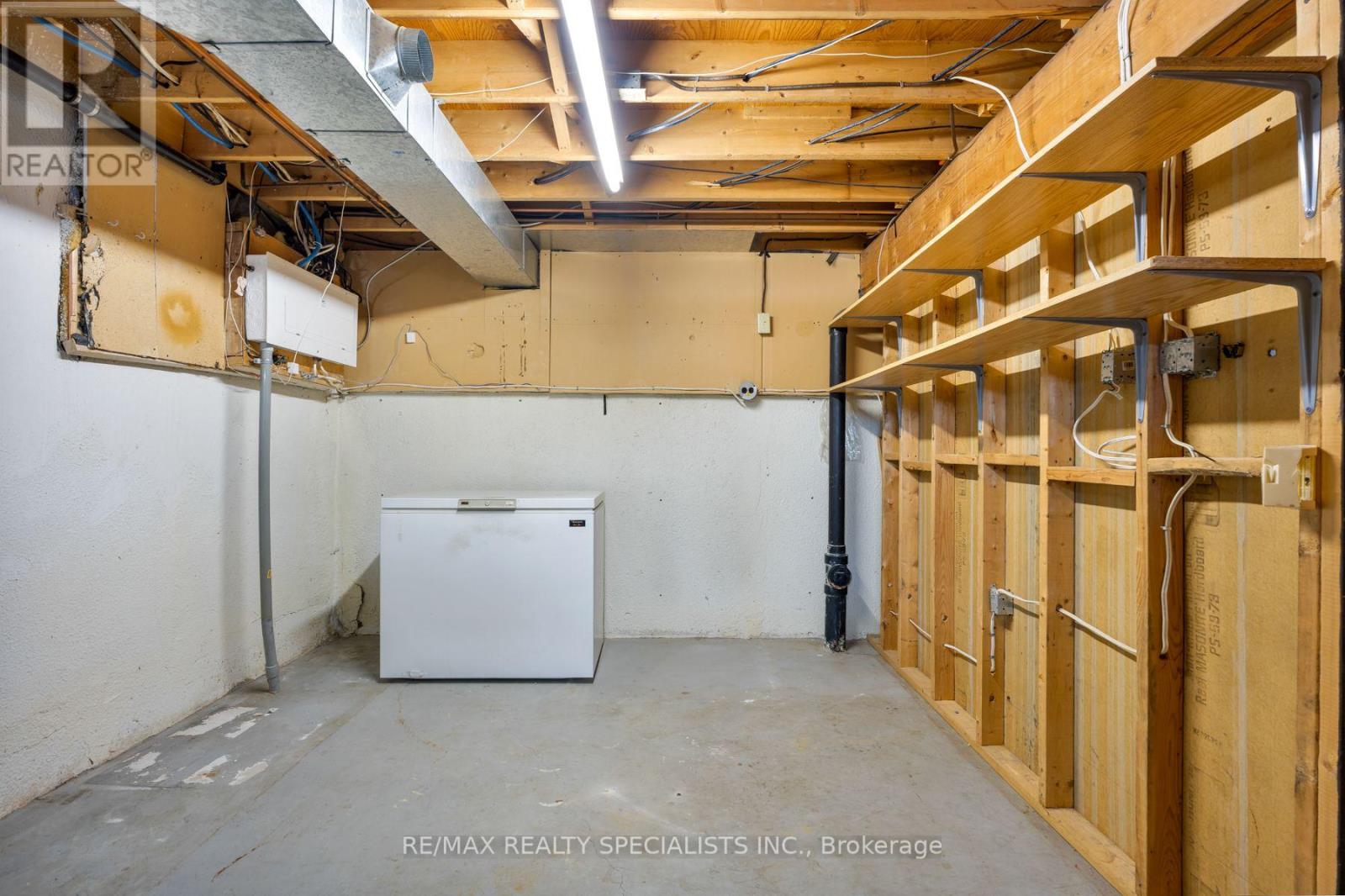 #75 20 MINEOLA ROAD E - 36