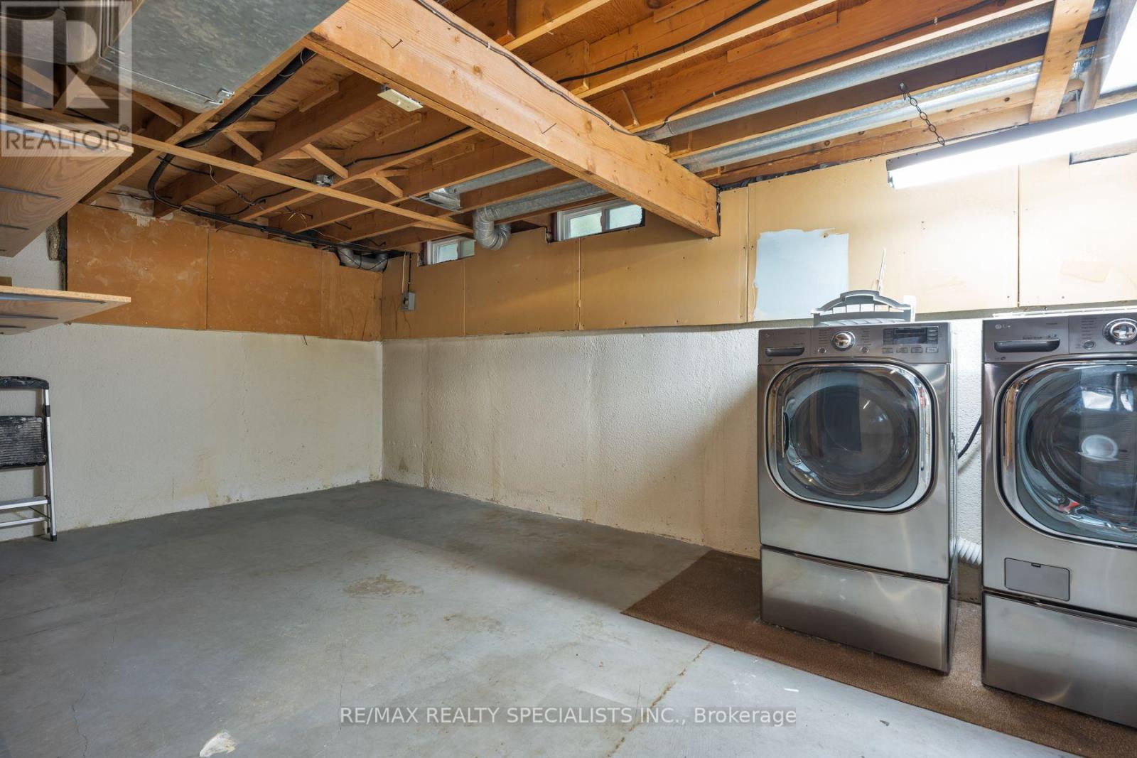#75 20 MINEOLA ROAD E - 37