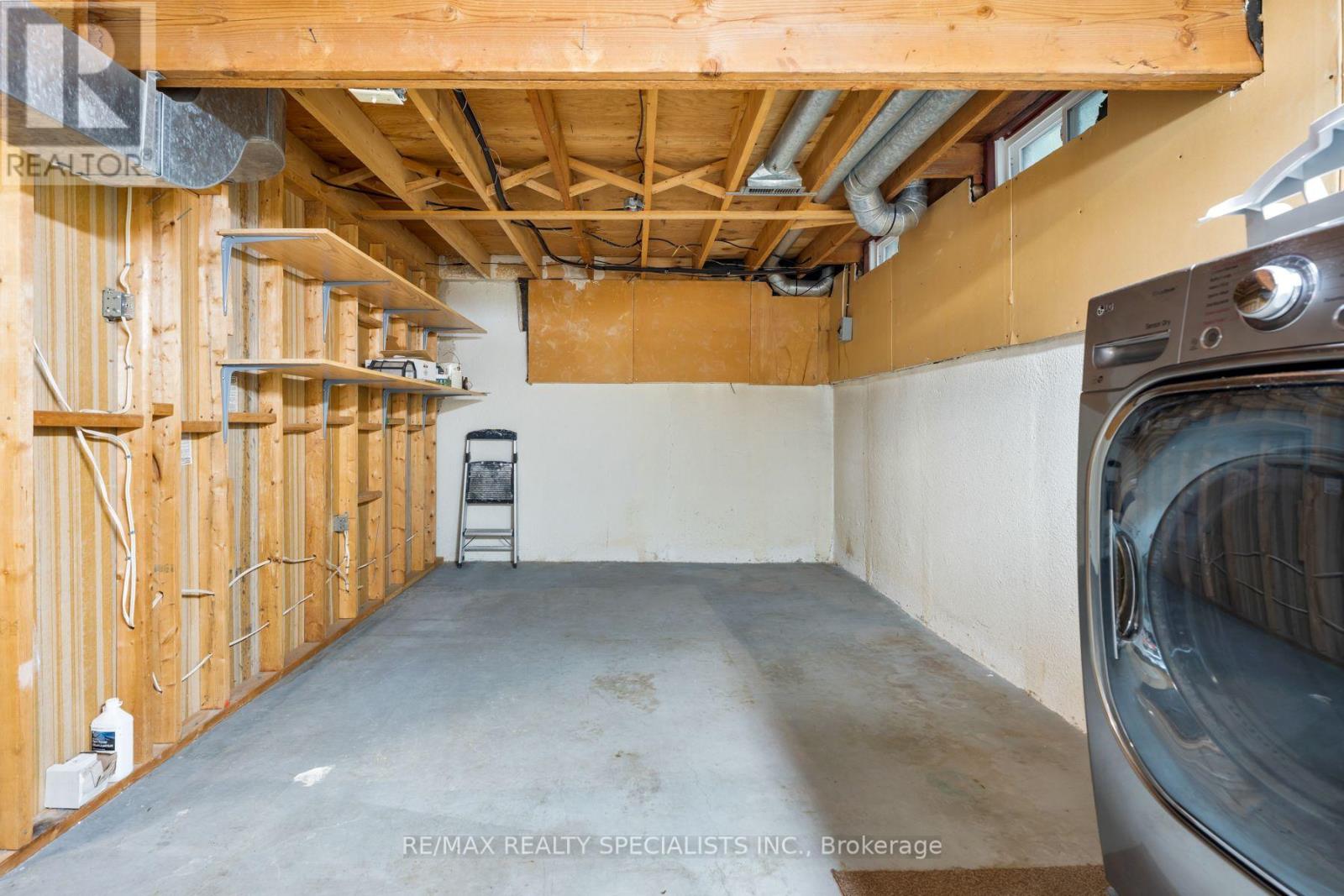 #75 20 MINEOLA ROAD E - 38