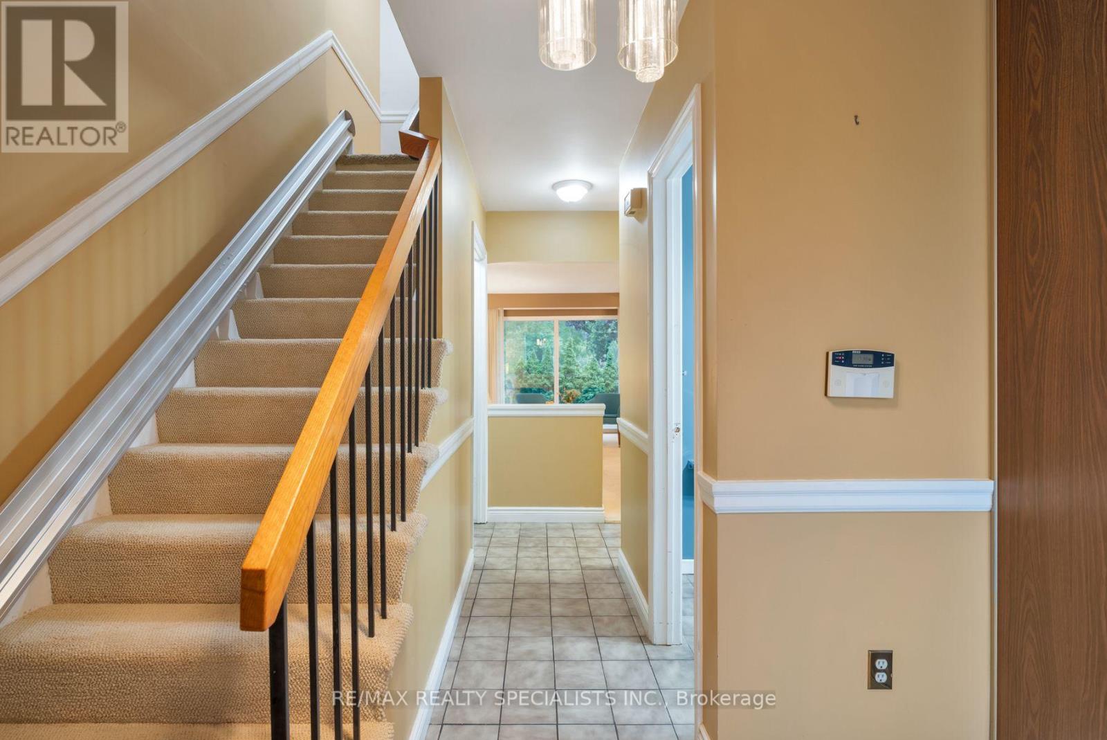 #75 20 MINEOLA ROAD E - 4