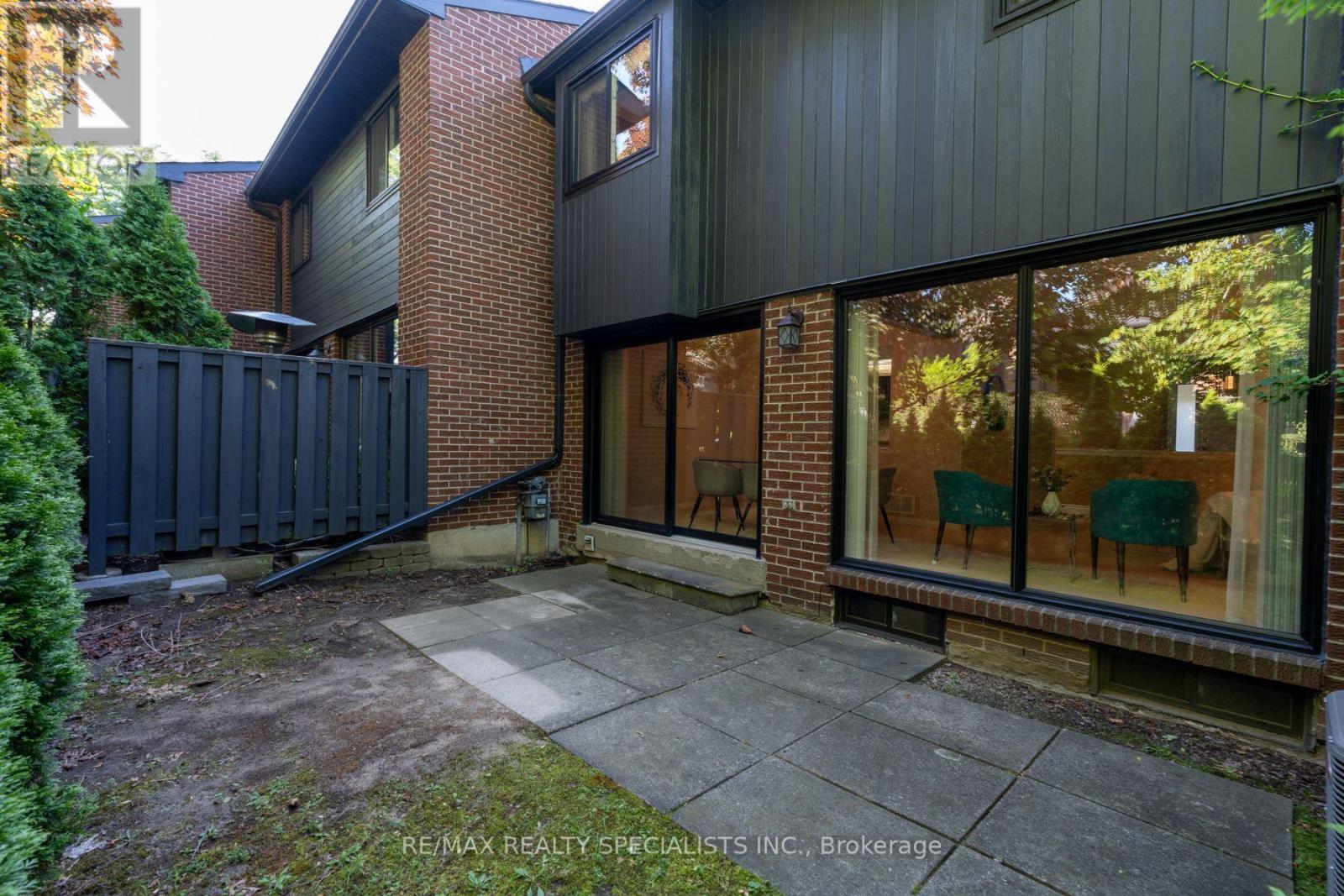 #75 20 MINEOLA ROAD E - 41