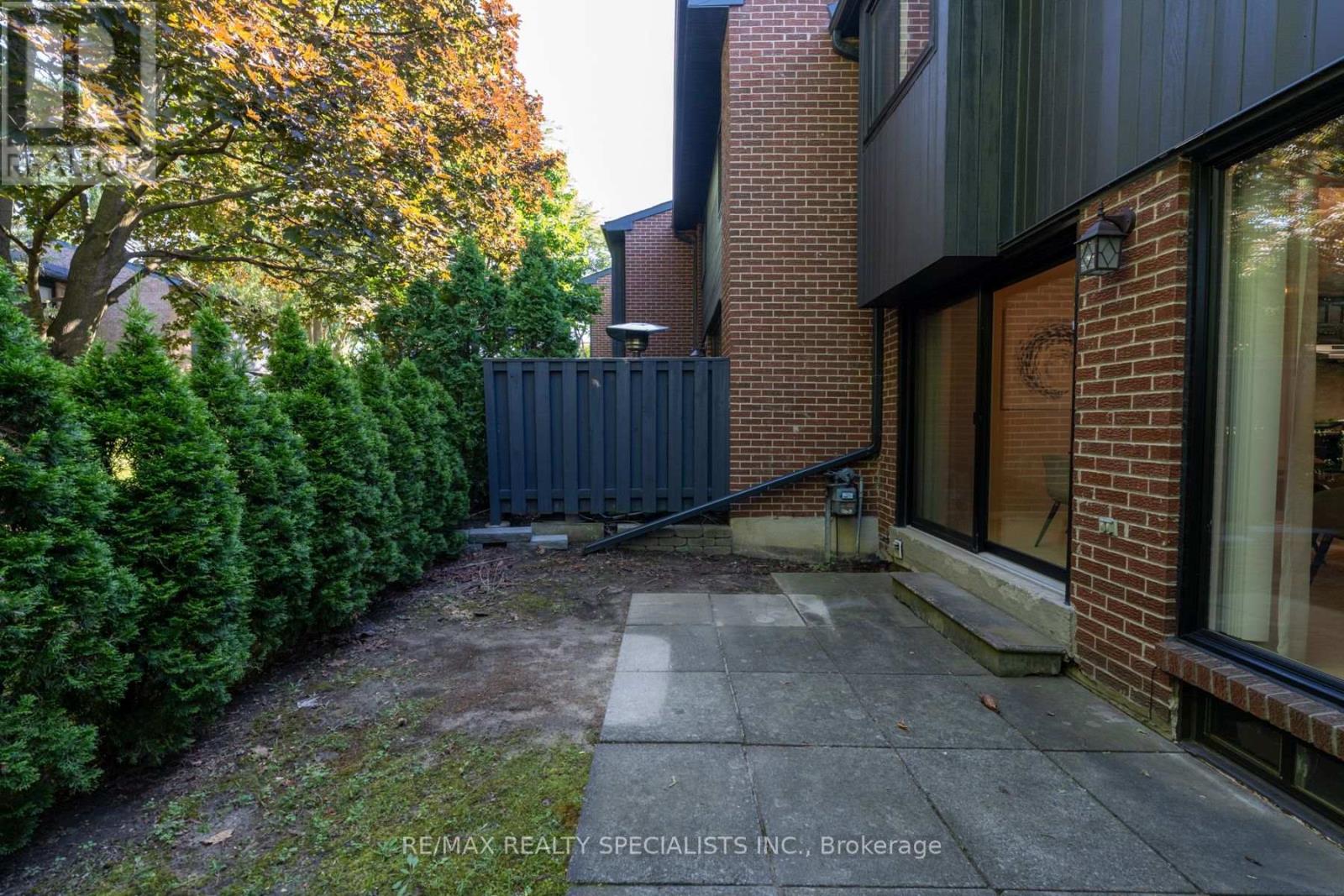 #75 20 MINEOLA ROAD E - 42