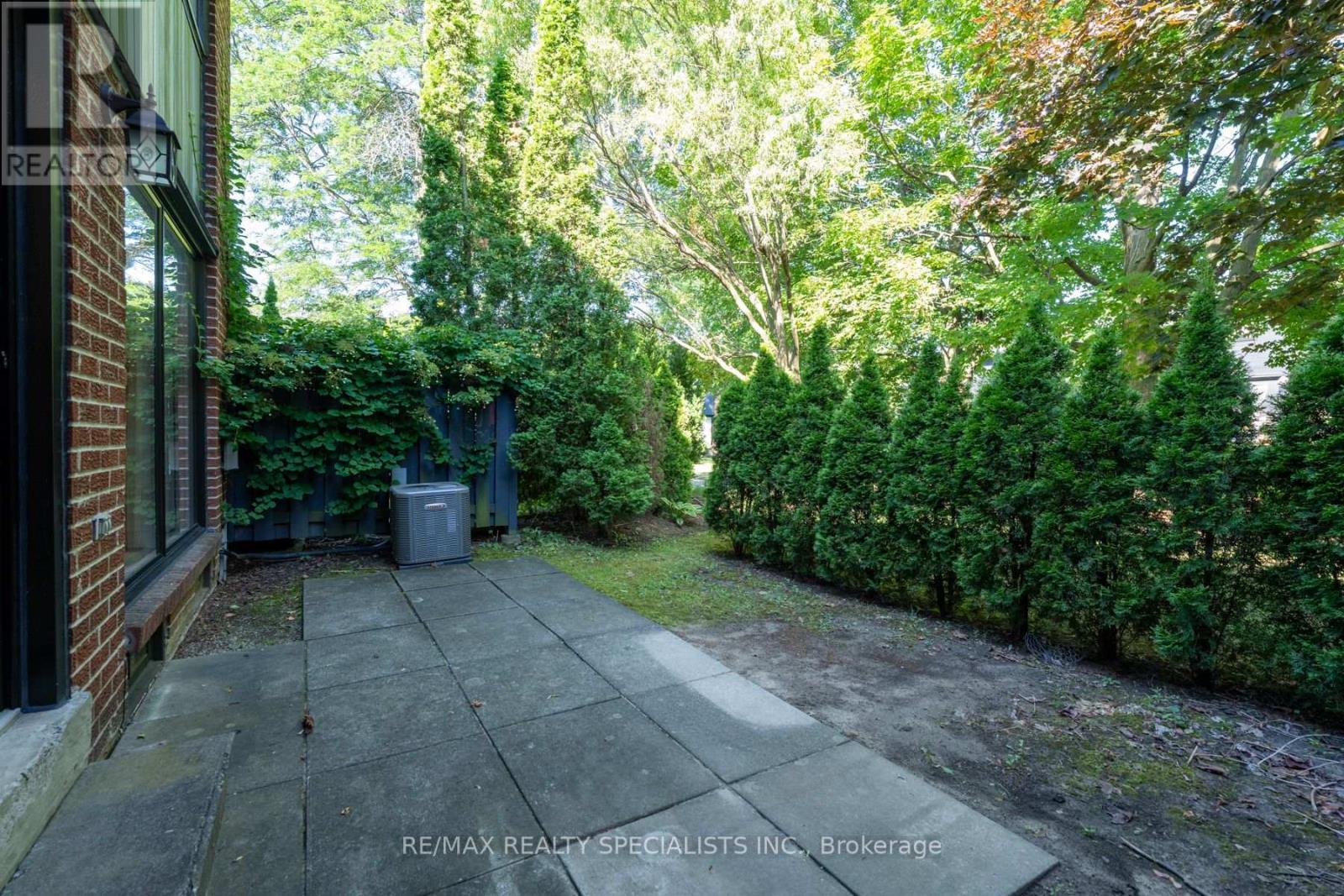 #75 20 MINEOLA ROAD E - 44