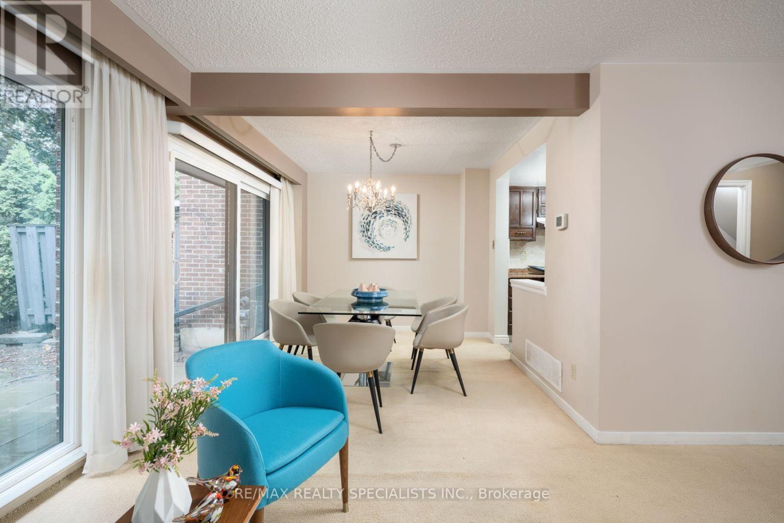 #75 20 MINEOLA ROAD E - 8