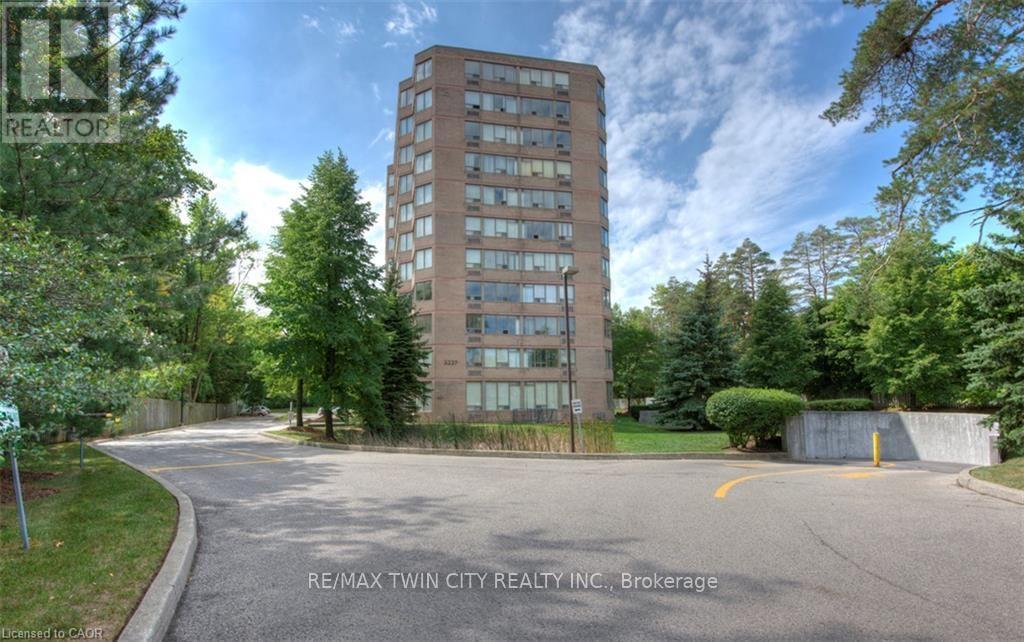 #409 3227 KING STREET E - 32