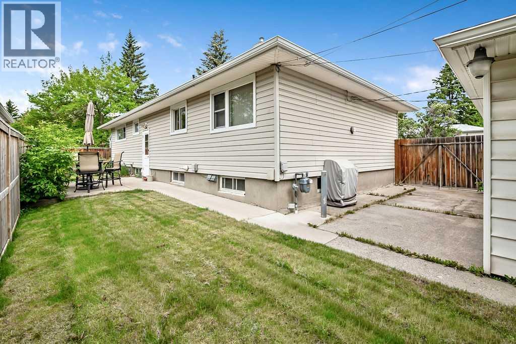 3807 25 Avenue SW - 38