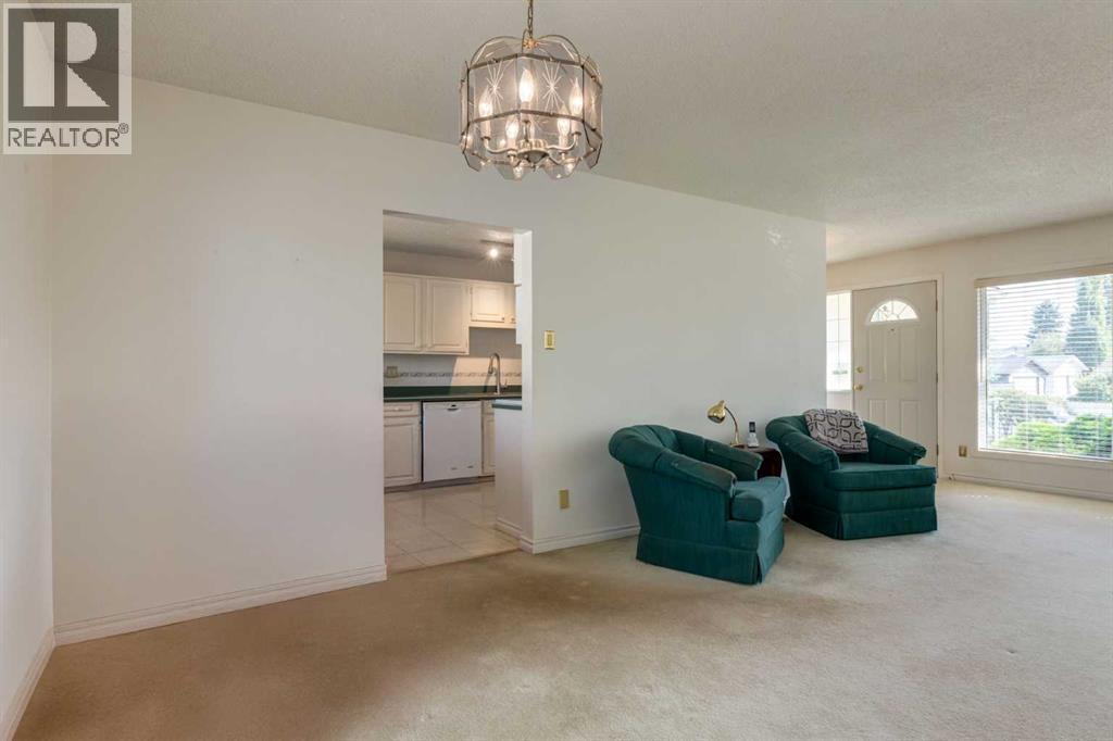 228 Maple Court Crescent SE - 12