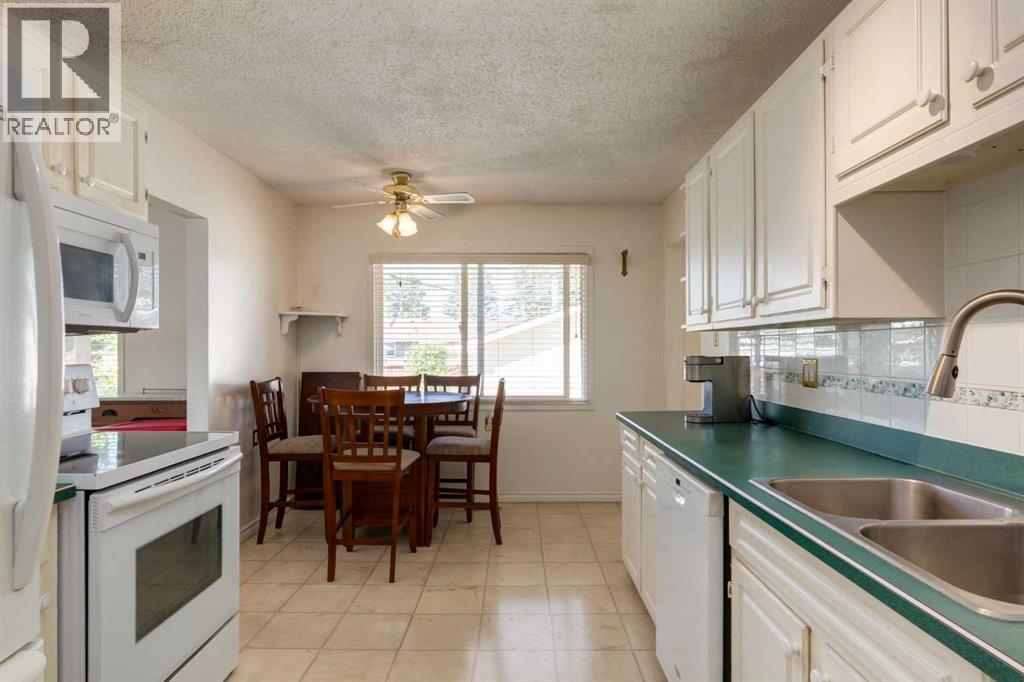 228 Maple Court Crescent SE - 13