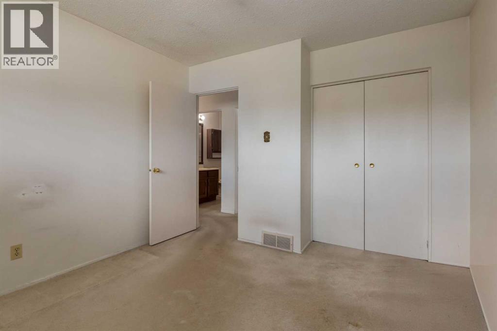 228 Maple Court Crescent SE - 23