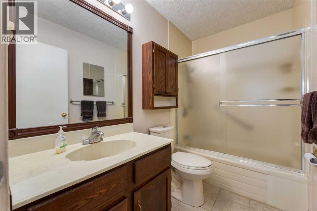 228 Maple Court Crescent SE - 24