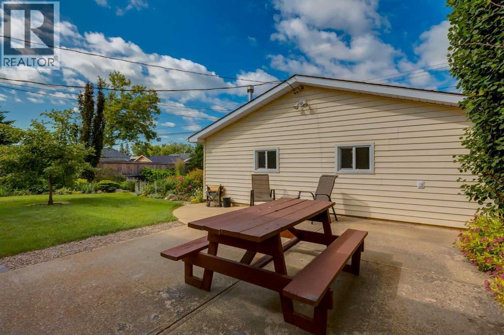 228 Maple Court Crescent SE - 6
