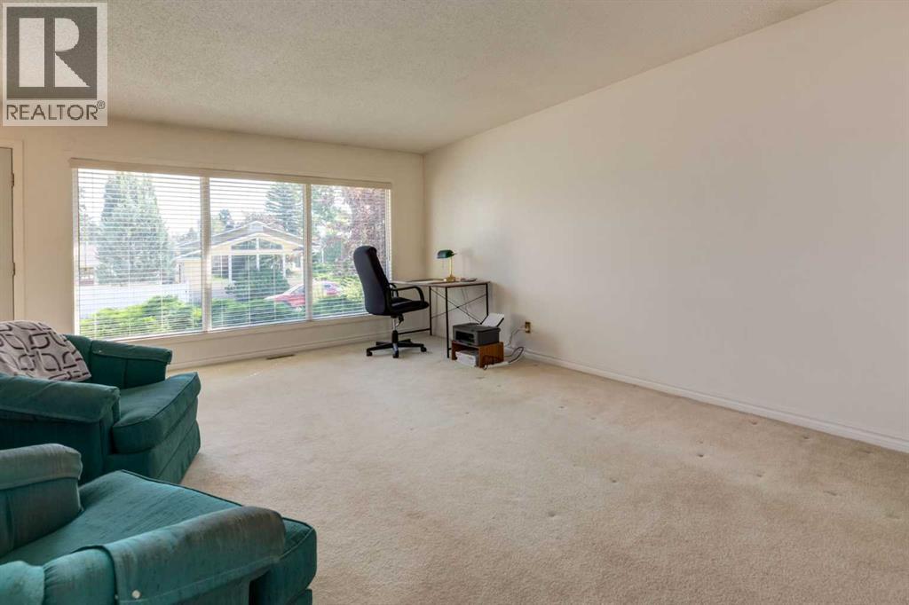 228 Maple Court Crescent SE - 8
