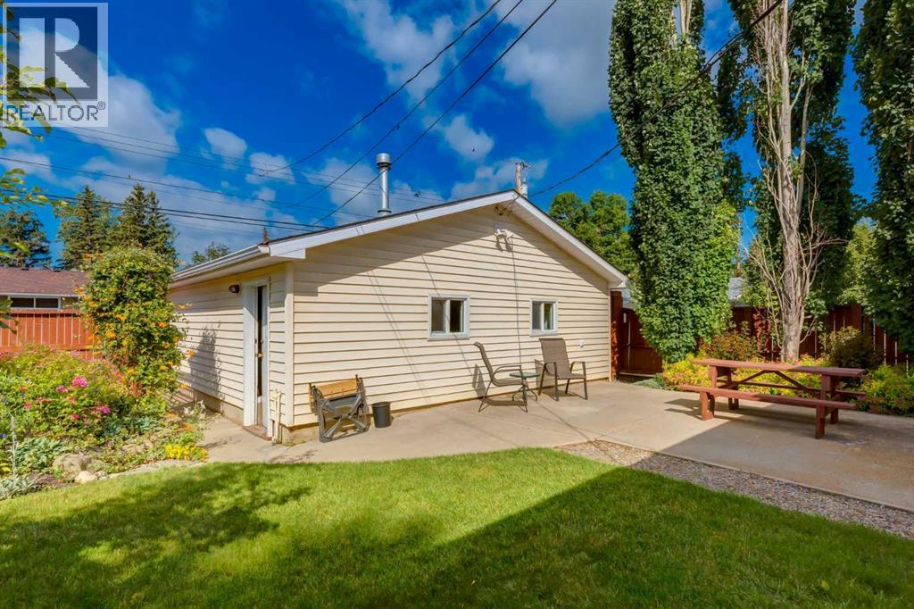 228 Maple Court Crescent SE - 5