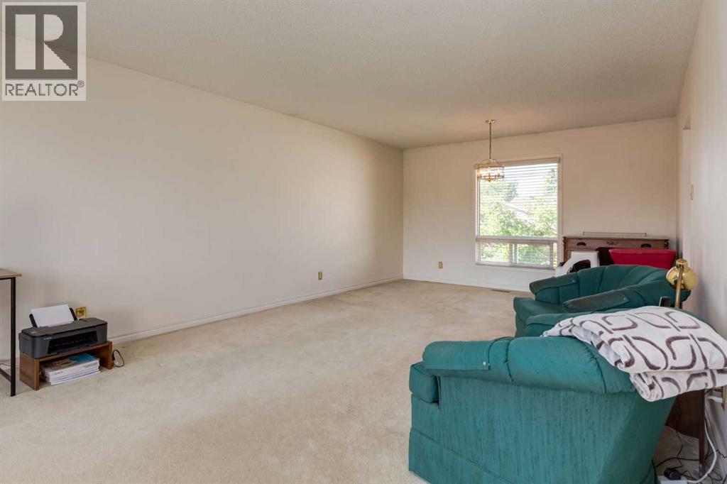 228 Maple Court Crescent SE - 9