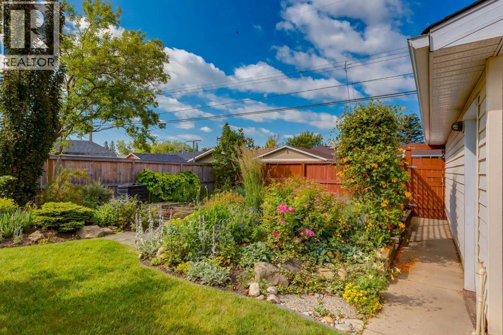 228 Maple Court Crescent SE - 3