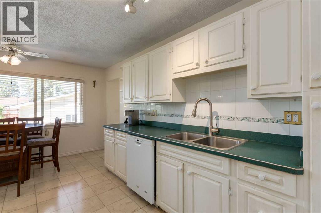 228 Maple Court Crescent SE - 14