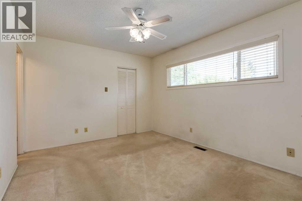 228 Maple Court Crescent SE - 17