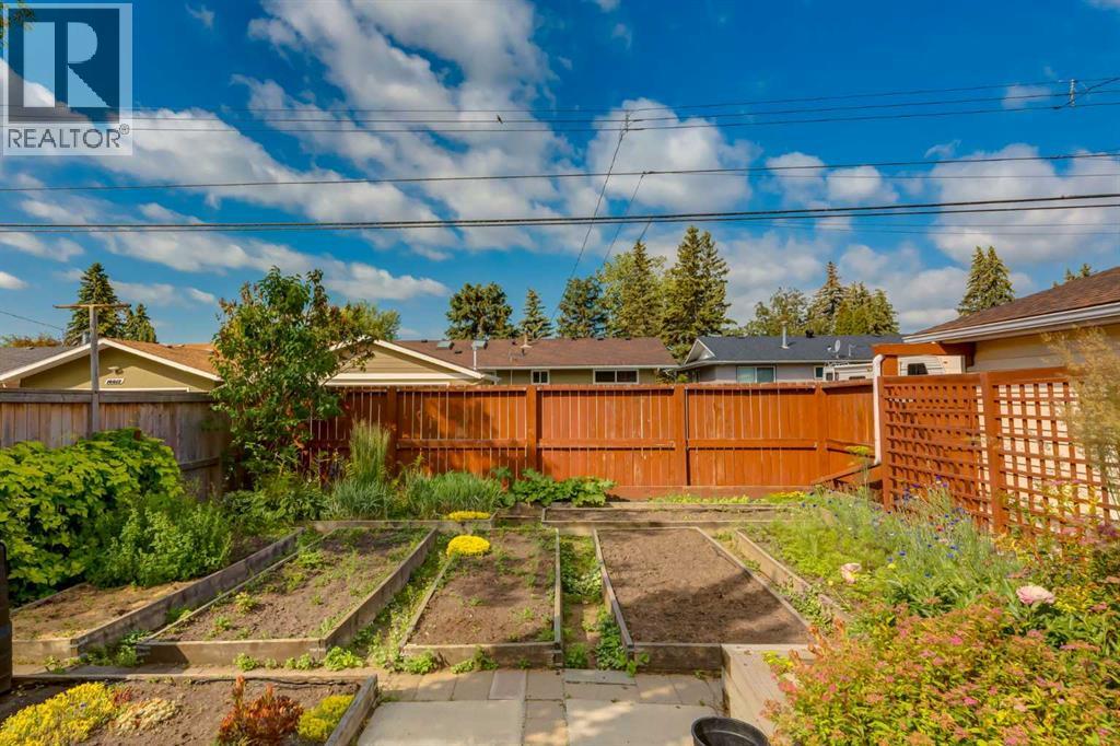 228 Maple Court Crescent SE - 4
