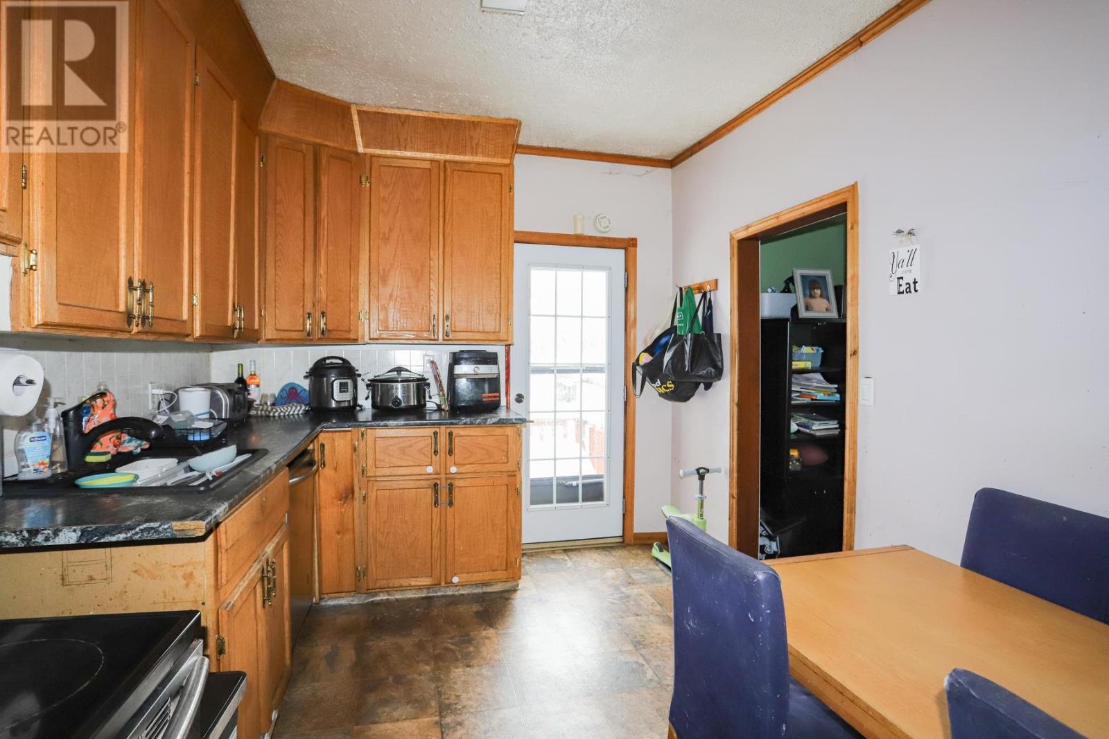 8 Dufferin ST - 8