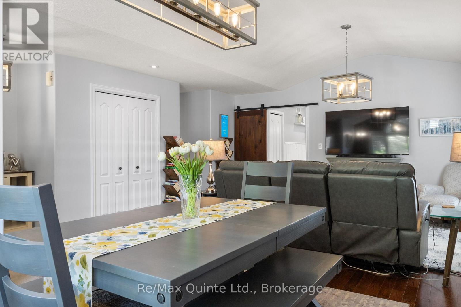 15 SPRUCE GARDENS - 12