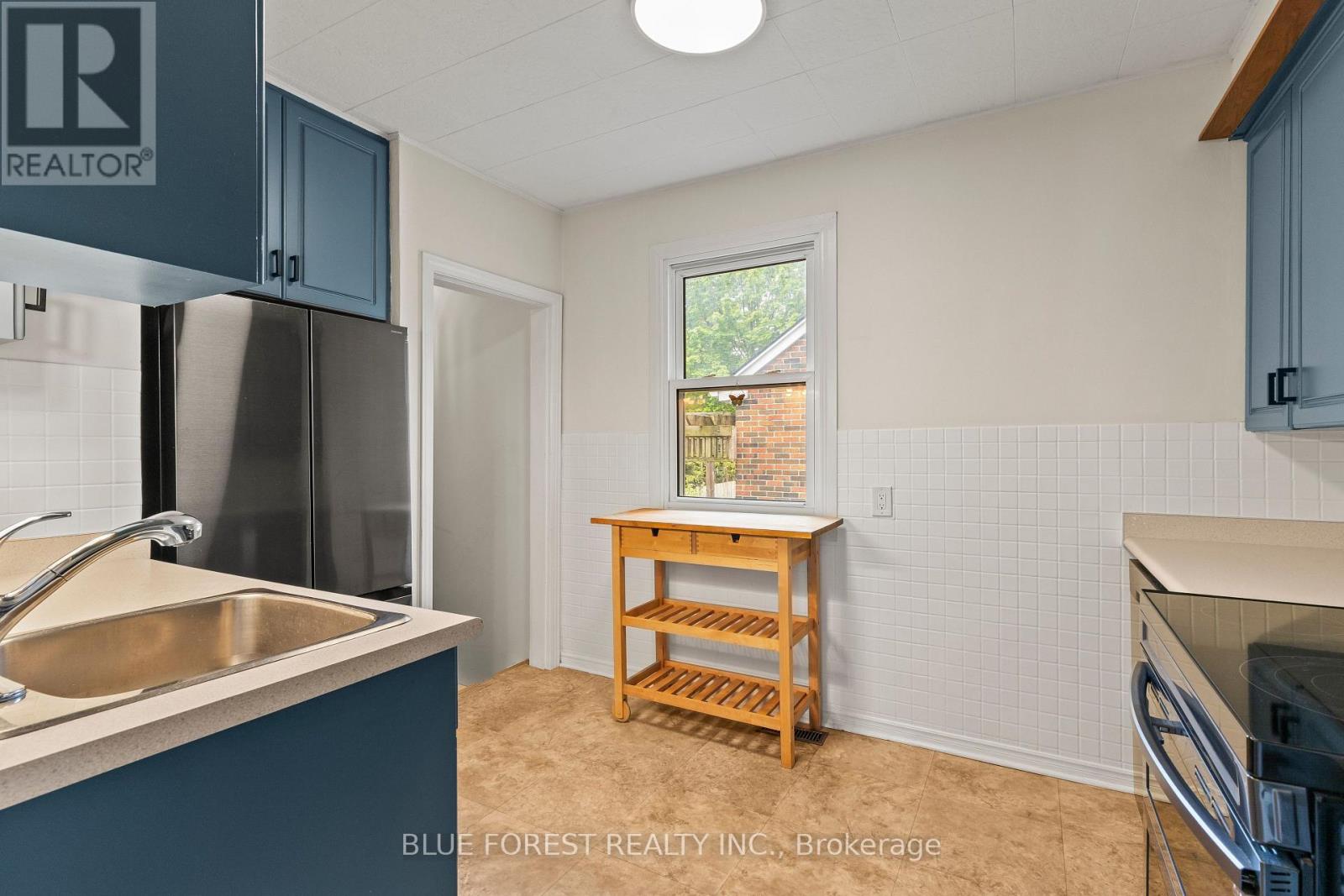 31 EASTMAN AVENUE - 12