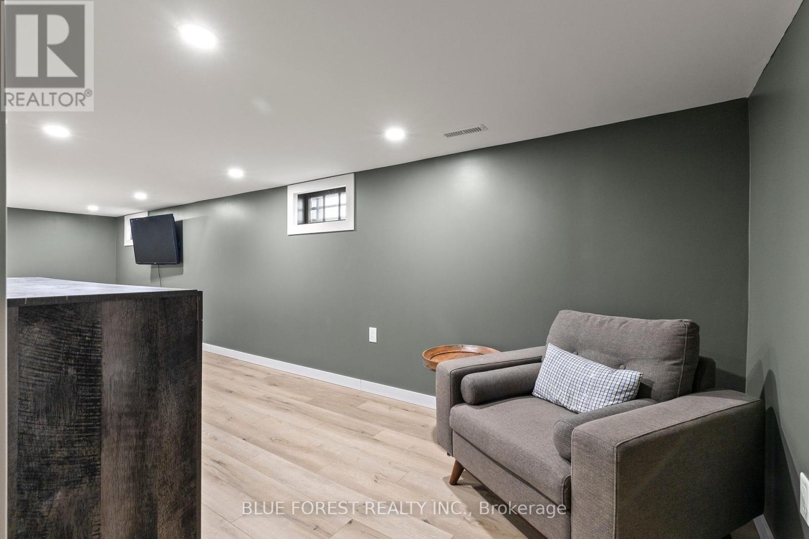 31 EASTMAN AVENUE - 23
