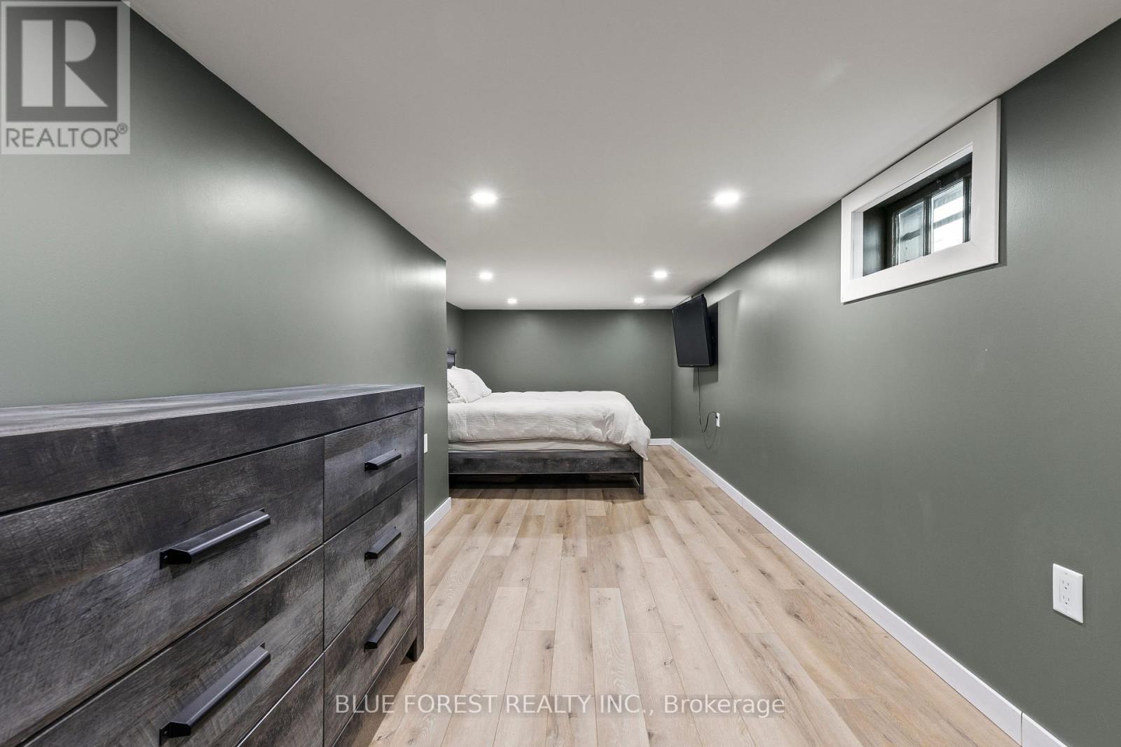 31 EASTMAN AVENUE - 24
