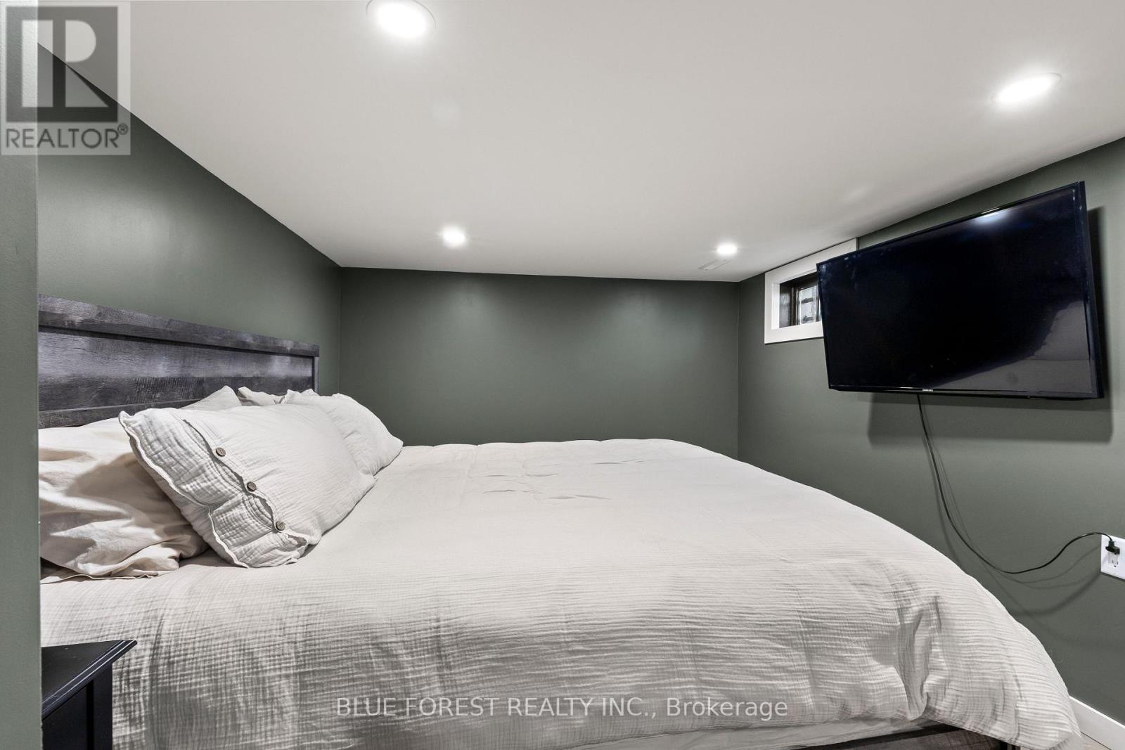 31 EASTMAN AVENUE - 25