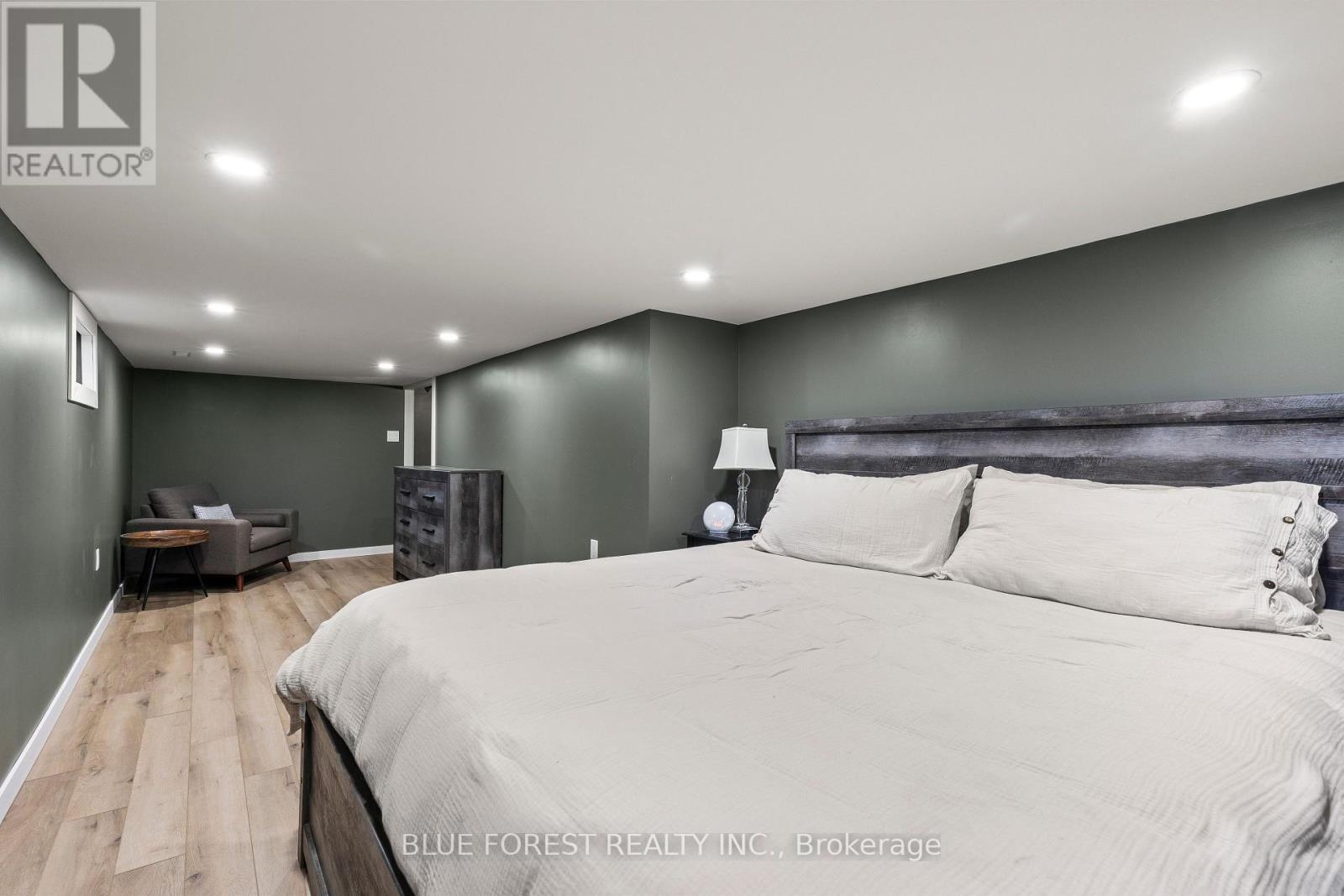 31 EASTMAN AVENUE - 26