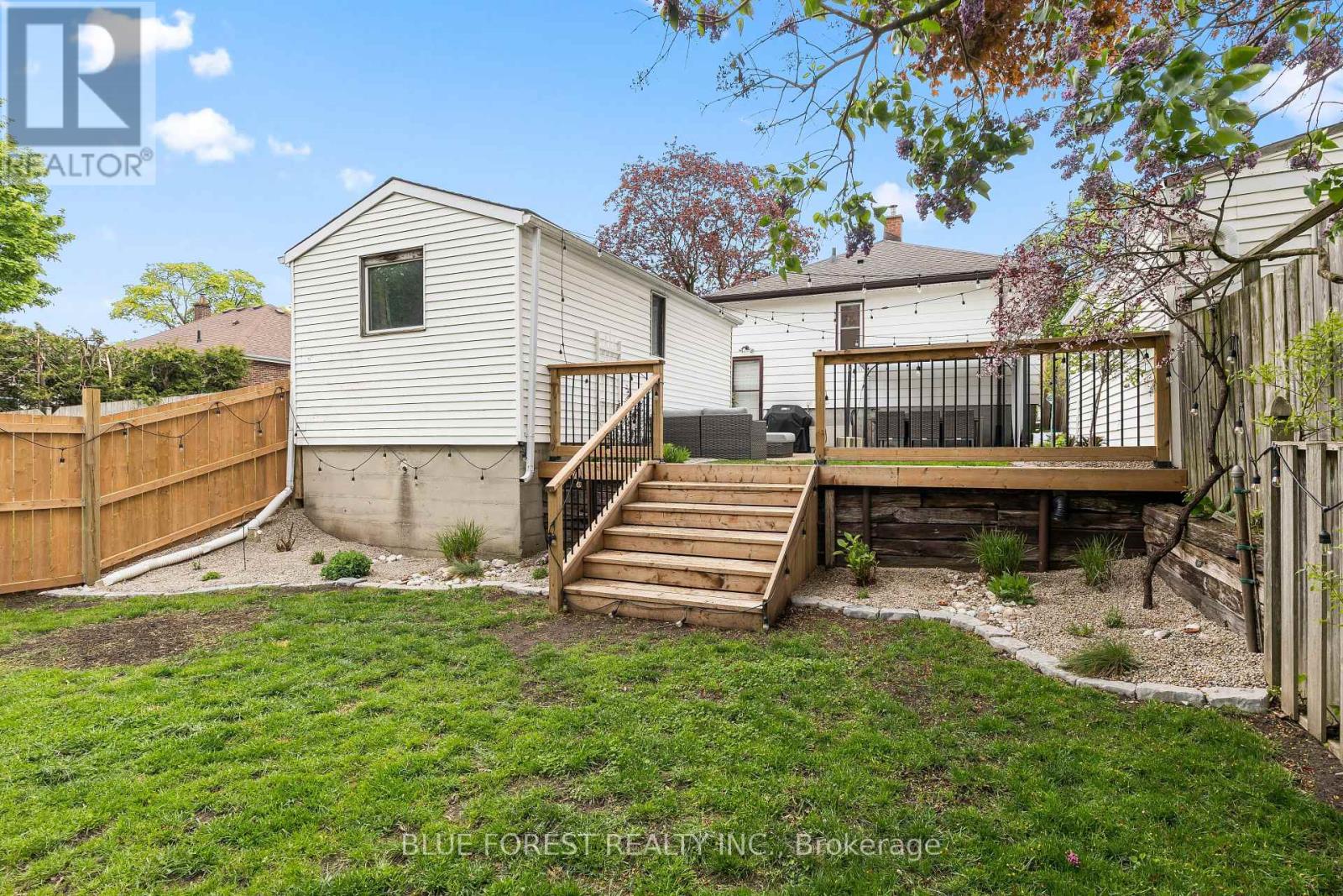 31 EASTMAN AVENUE - 36