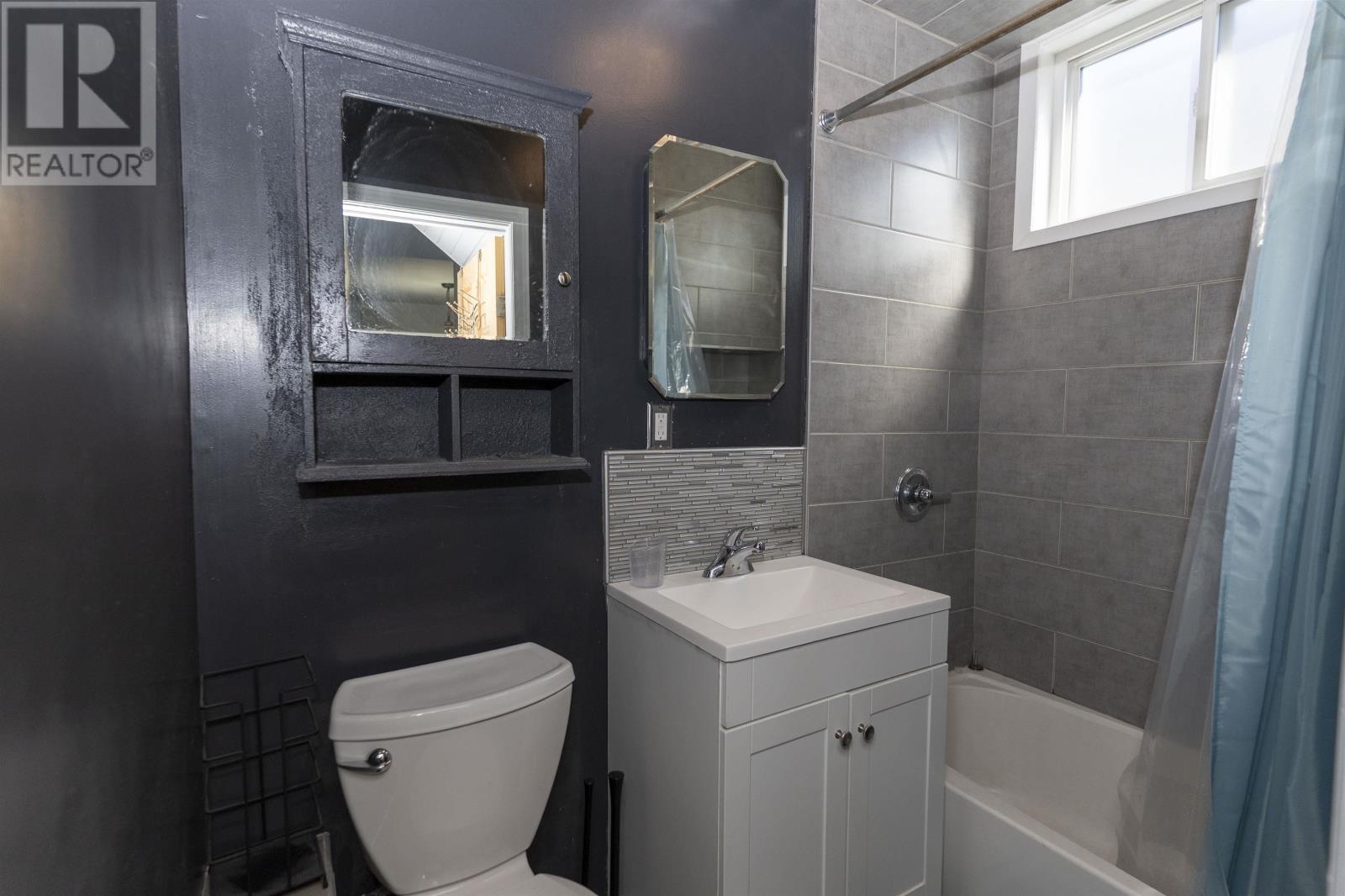 124 Empress AVE S - 11