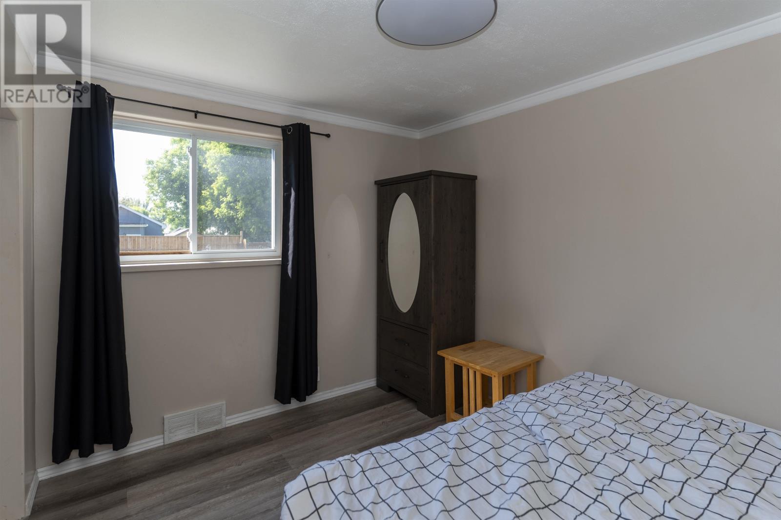 124 Empress AVE S - 13