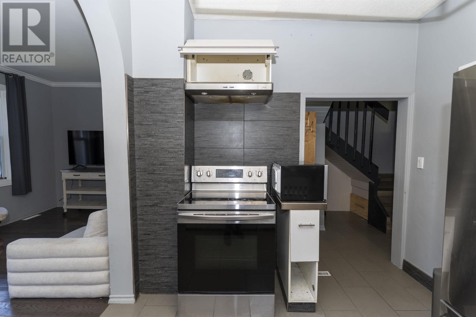 124 Empress AVE S - 10