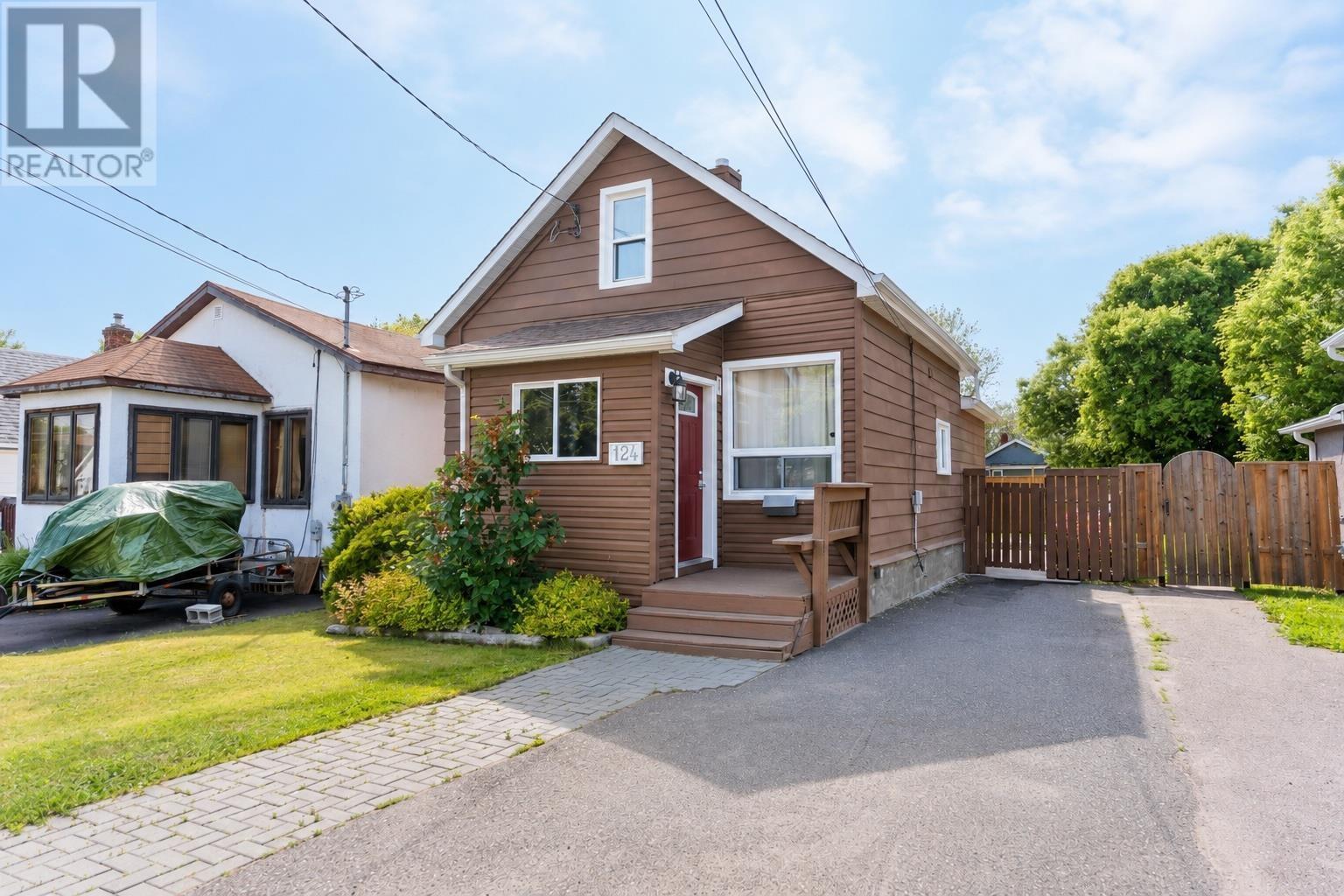 124 Empress AVE S - 3