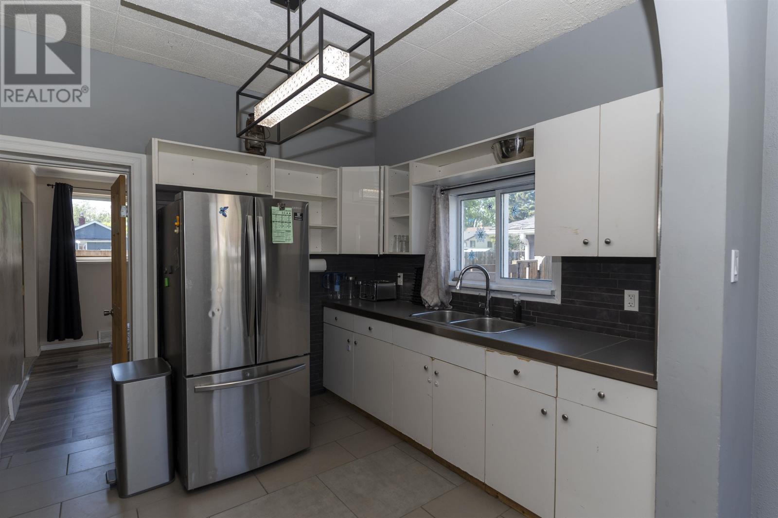 124 Empress AVE S - 9