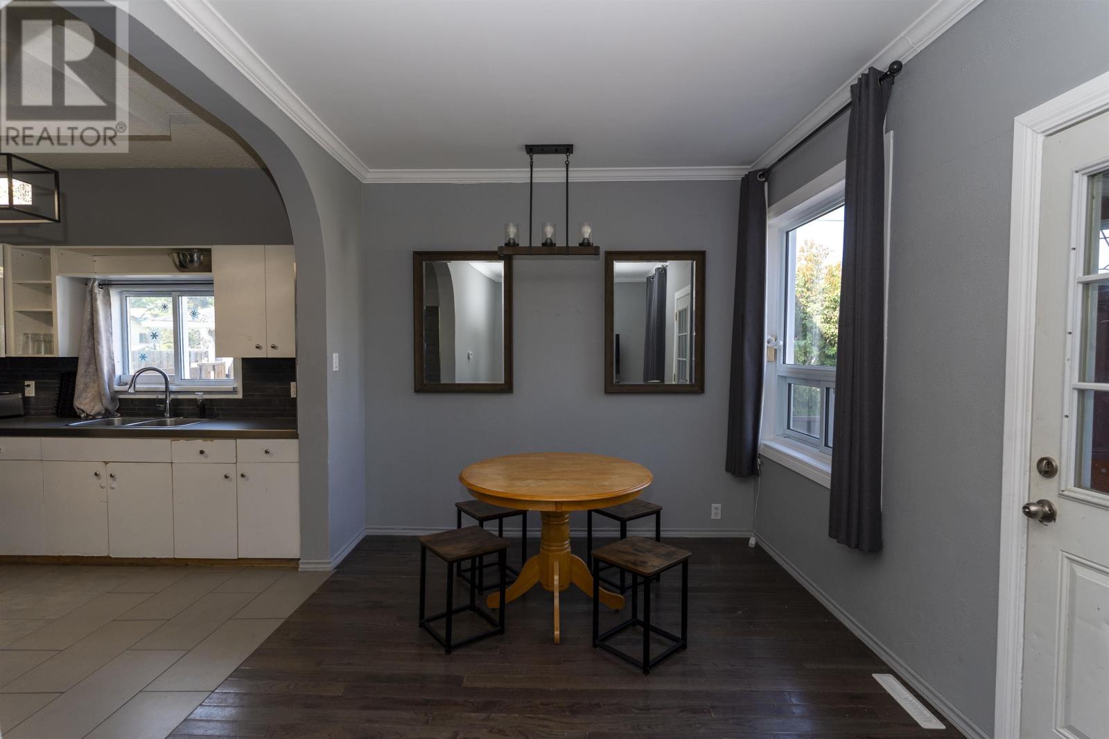 124 Empress AVE S - 7