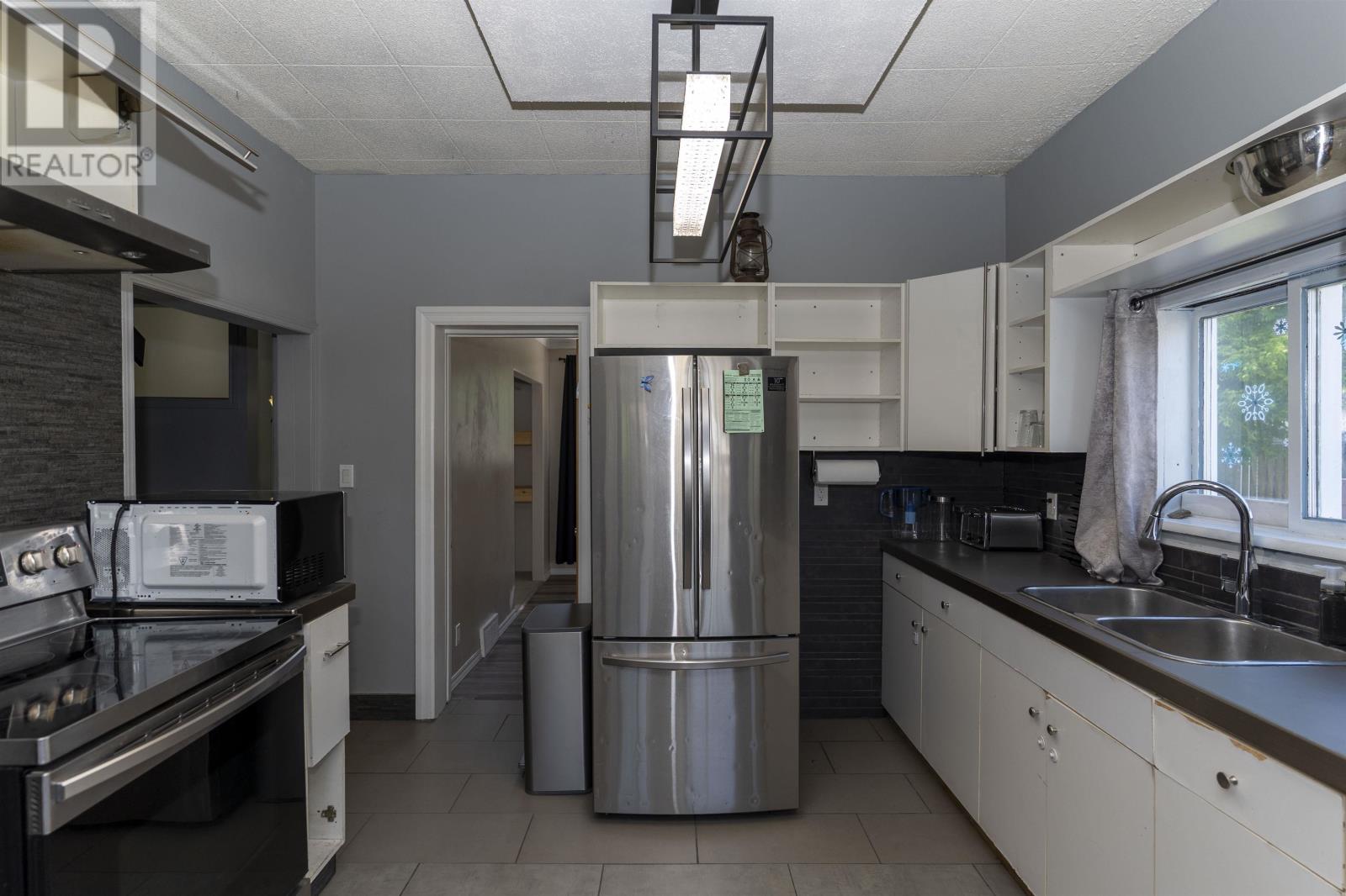 124 Empress AVE S - 8