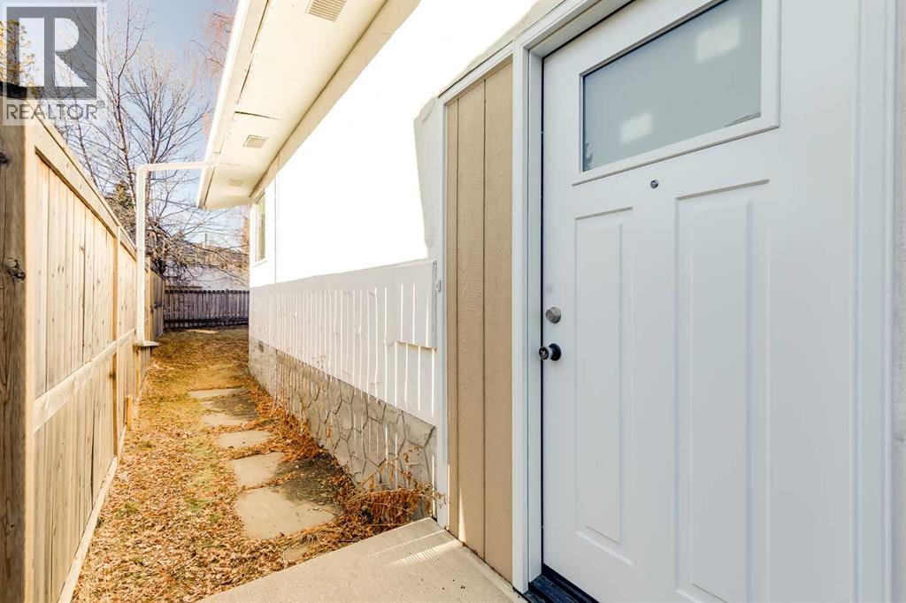 3394 Breton Close NW - 34