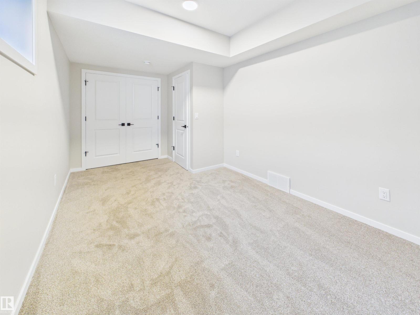 1100 MCLEOD AV - 35
