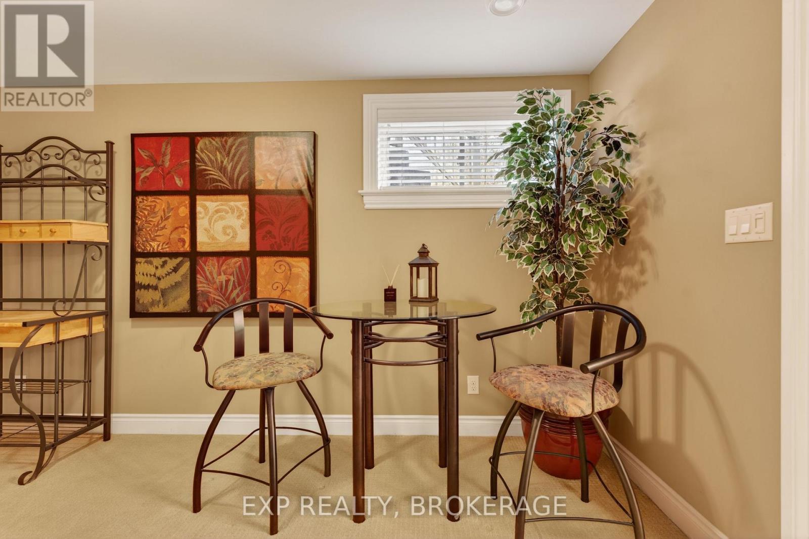 24 ADMIRAL'S COURT - Image 35