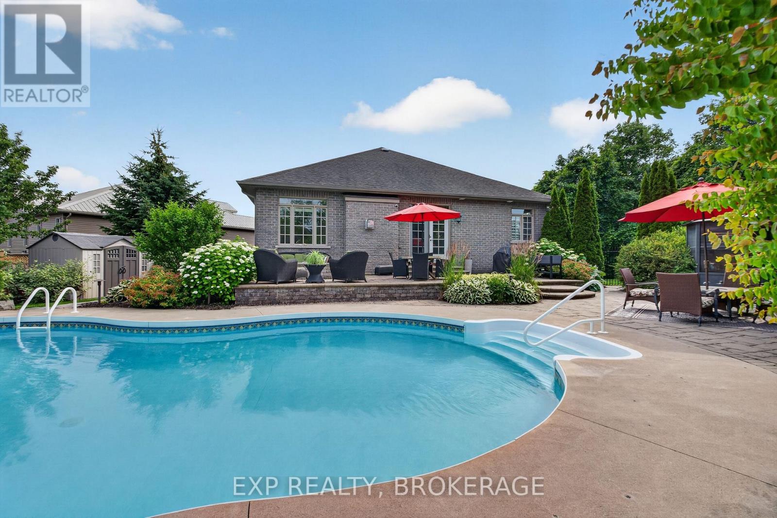 24 ADMIRAL'S COURT - Image 41