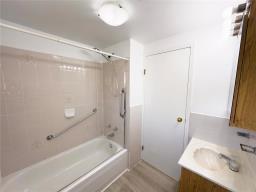 3pc Bathroom - 580 Bannatyne Avenue, Winnipeg, MB R3A0G7 Photo 16