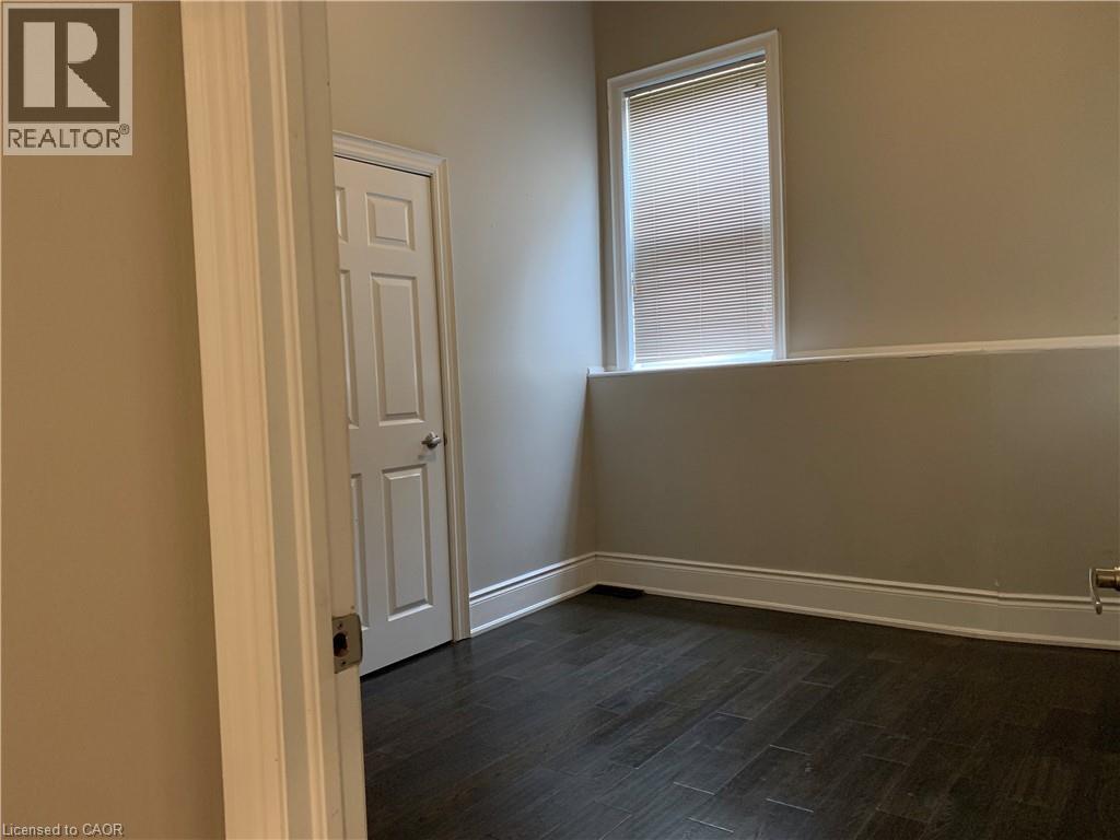 405 MACNAB Street N - 18