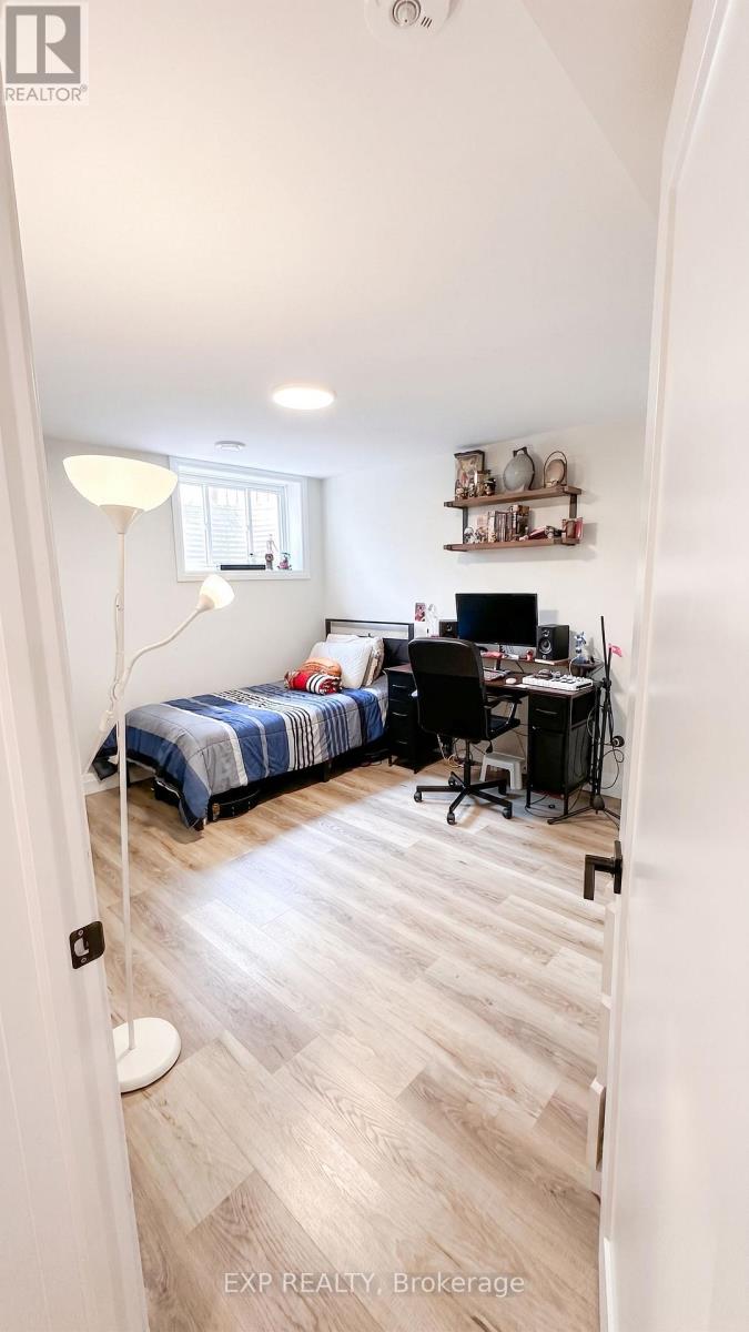 6 EVYLEAN COURT - 32