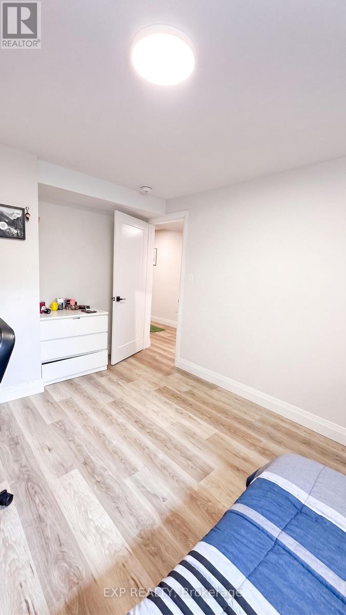 6 EVYLEAN COURT - 34