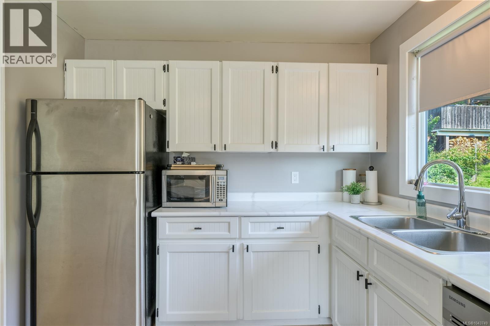 978 Rupert Ave - 9