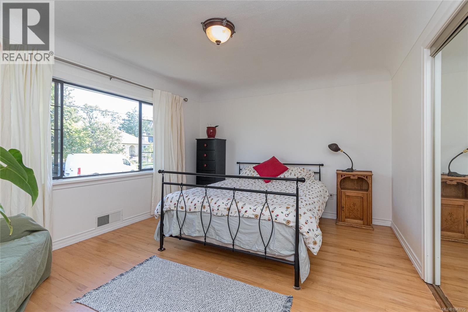 2047 Neil St - 14