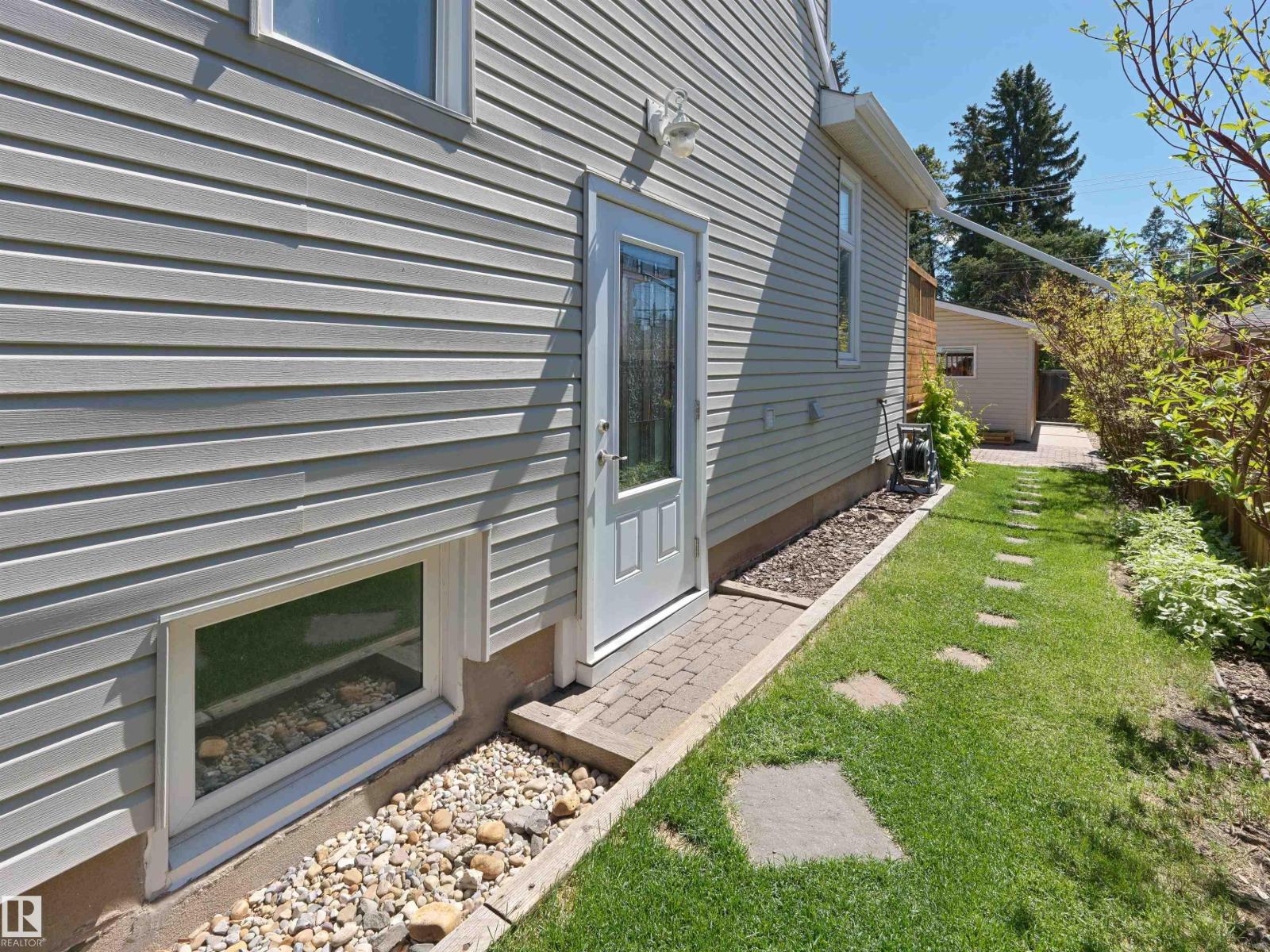 11635 72 AV NW - 37